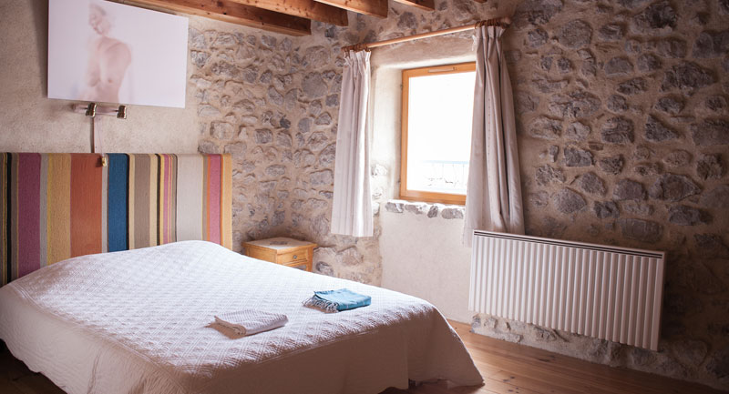 chambre-d-hote-die-drome-Ferme-de-la-Source-Chambre-Lavande-01-01-800x433px